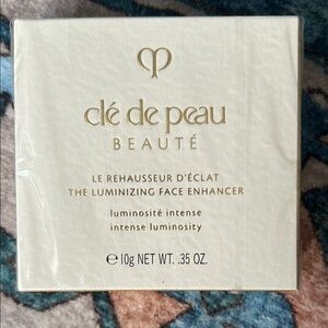 Clé de Peau Beauté Luminizing Face Enhancer -